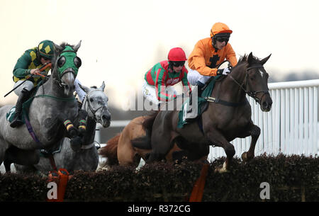 Erick Le Rouge monté par Chester Williams remporte la mise en liberté sous condition de Sodick Jockeys' Handicap Hurdle à l'hippodrome de Warwick. Banque D'Images