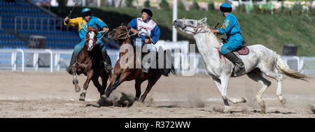 Panorama de l'action de jeu Kokboru au cours de la monde Nomad 2018 Jeux à Cholpon-Ata, au Kirghizistan. Buzkashi est un sport d'Asie centrale dans laquelle l'entente Banque D'Images