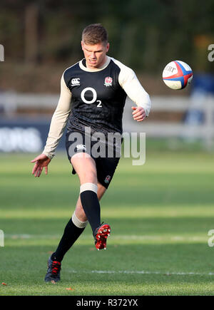 L'Angleterre Owen Farrell durant la session de formation à Pennyhill Park, Bagshot. Banque D'Images