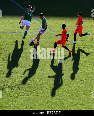 Ireland's Troy Parrott prend une Daishawn néerlandais Redan au cours de l'UEFA U17 Championship match quart de finale au stade Proact, Burton. Banque D'Images