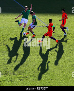 Ireland's Troy Parrott prend une Daishawn néerlandais Redan au cours de l'UEFA U17 Championship match quart de finale au stade Proact, Burton. Banque D'Images