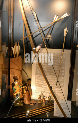 D'un arc et d'un ensemble de flèches utilisées pendant la bataille de la guerre de Cent Ans. Ils sont exposés au musée historique d'Agincourt dans le village d'Az Banque D'Images