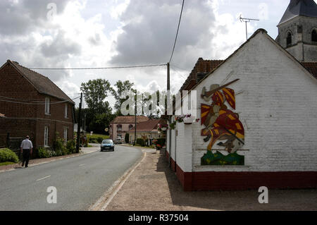 Une fresque peinte illustrant la bataille de la guerre de Cent Ans dans le village d'Azincourt, sur la commune du Pas-de-Calais et northe Banque D'Images