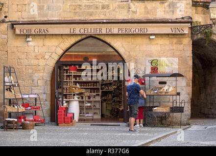 Sarlat, France - 2 septembre 2018 : afficher dans la fenêtre de vin et foie gras boutique à Sarlat la Caneda en Dordogne, Aquitaine, France Banque D'Images