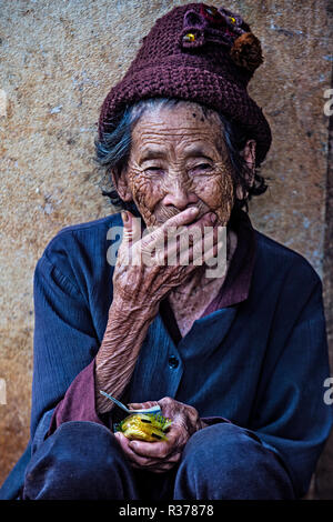 Laotien vieille femme du village Bam Phoansa à , Laos Banque D'Images