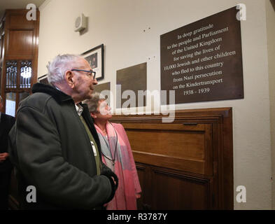 Paul Willer (à gauche), un réfugié juif qui a échappé à l'Allemagne en 1939, rencontre Michel Leymarie Jo Greene, la petite-fille de l'ancien premier ministre Clement Attlee dans les chambres du Parlement à Westminster, Londres, sur le 80e anniversaire de l'Kindertransport régime. Banque D'Images