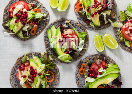 Tacos vegan sans gluten de haricot noir avec de la tomate et d'avocat salade avec sauce tahini et graines de grenade. saine restauration rapide pour l'ensemble de la famil Banque D'Images