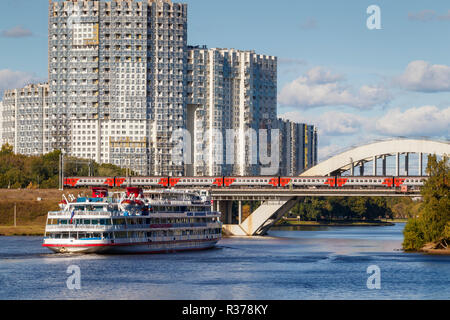 Le 1978 Felix Dzerjinski bateau de croisière sur le canal de Moscou au centre de Moscou, à l'approche d'un pont de chemin de fer avec train, la Russie. Banque D'Images