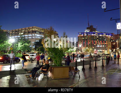 Scène de rue le centre-ville de Boston, Massachusetts, USA, de nuit avec des gens assis par Rose Kennedy Greenway Banque D'Images