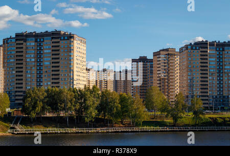 Les immeubles à appartements à côté du canal de Moscou à la périphérie de Moscou, Russie. Banque D'Images