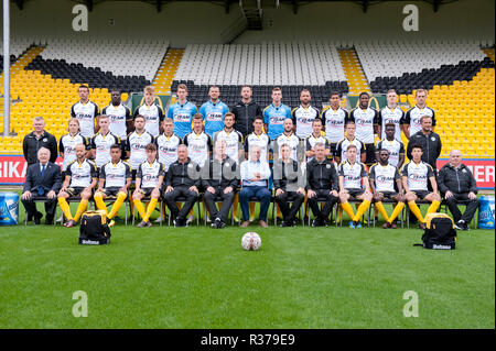 BRUGES, BELGIQUE - 10 juillet : les joueurs et le personnel en photo pendant la saison 2018 - 2019 séance photo de Sporting Lokeren le 10 juillet 2018 à Lokeren, Belgique. Photo par Christophe Ketels/Isosport Banque D'Images