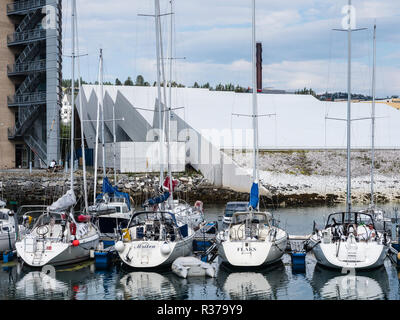 Le port de Tromsö, bateaux à voile, musée Polaria dans le dos, la forme de l'immeuble comme plaques de glace, Tromsö, la Norvège. Banque D'Images