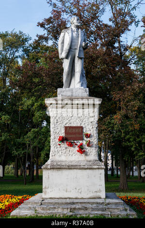 Statue de Lénine sur ploshchad Uspenskaya, Ouglitch, oblast de Iaroslavl, dans le Nord de la Russie. Banque D'Images