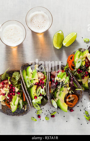 Tacos vegan sans gluten de haricot noir avec de la tomate et d'avocat salade avec sauce tahini et graines de grenade. saine restauration rapide pour l'ensemble de la famil Banque D'Images