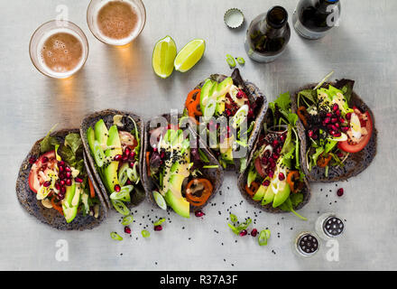 Tacos vegan sans gluten de haricot noir avec de la tomate et d'avocat salade avec sauce tahini et graines de grenade. saine restauration rapide pour l'ensemble de la famil Banque D'Images