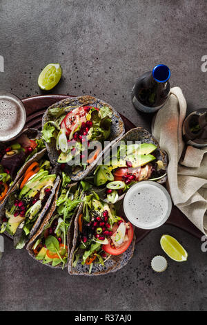 Tacos vegan sans gluten de haricot noir avec de la tomate et d'avocat salade avec sauce tahini et graines de grenade. saine restauration rapide pour l'ensemble de la famil Banque D'Images
