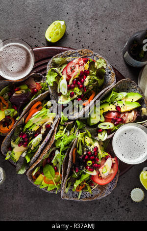 Tacos vegan sans gluten de haricot noir avec de la tomate et d'avocat salade avec sauce tahini et graines de grenade. saine restauration rapide pour l'ensemble de la famil Banque D'Images