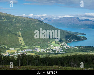 Au-dessus de Lyngseidet, vue sur le village de randonnée pédestre jusqu'à Rörnestinden, Alpes de Lyngen, péninsule de Lyngen, Norvège Banque D'Images