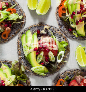 Tacos vegan sans gluten de haricot noir avec de la tomate et d'avocat salade avec sauce tahini et graines de grenade. saine restauration rapide pour l'ensemble de la famil Banque D'Images