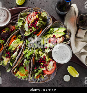 Tacos vegan sans gluten de haricot noir avec de la tomate et d'avocat salade avec sauce tahini et graines de grenade. saine restauration rapide pour l'ensemble de la famil Banque D'Images