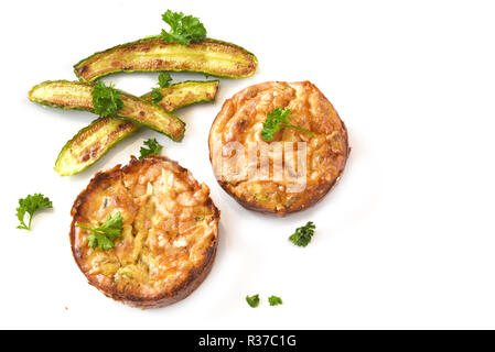 Croquettes de légumes grillés avec mini courgettes et garnir de persil isolés sur un fond blanc, l'espace de copie, high angle view from above Banque D'Images