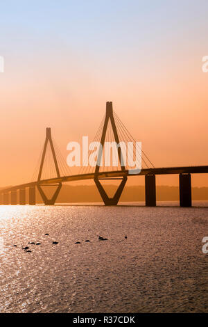 Pont de Faro au coucher du soleil la lumière, le pont routier sur l'Storstroem au Danemark relie les îles et fait partie de la vogelfluglinie (vol l'oiseau Banque D'Images