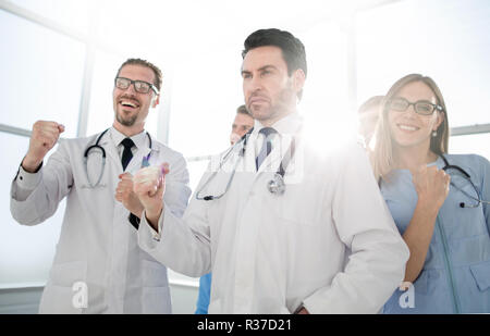 Smiling doctors, pompage des poings et célébrer la réussite. Banque D'Images