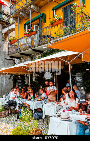 Varenna Caffe, bistrot. Terrasse de restaurant en plein air. Varenna, province de Lecco, Lombardie, Italie, Europe Banque D'Images