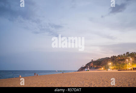 Le soir, sur la plage de Calella. Calella de Palafrugell nuit paysage à Costa Brava, Espagne. Banque D'Images