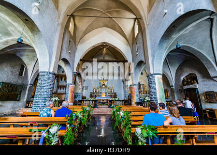 Consacrée le 1313, l'église paroissiale de San Giorgio est un petit chef-d'œuvre de la 14e siècle architecture Lombardie. Varenna, province de Lecco, Lo Banque D'Images