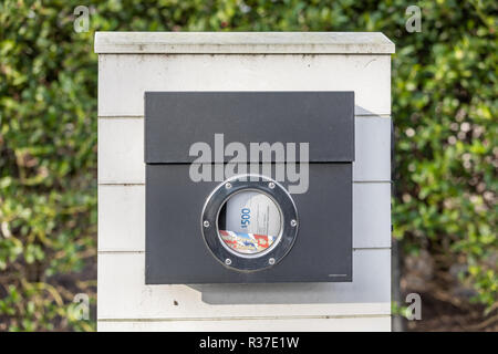 Le courrier indésirable dans une boîte avec une fenêtre ronde Banque D'Images