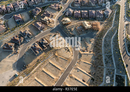 Vue aérienne de nouvelles rues, maisons et terrains classés, près de Los Angeles, Californie. Banque D'Images