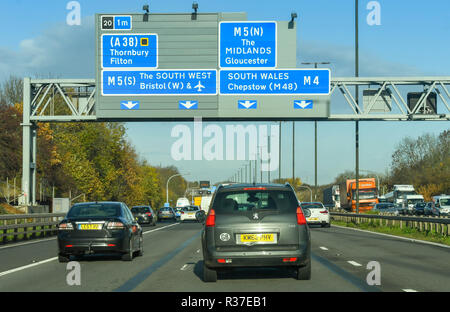 BRISTOL, ANGLETERRE - NOVEMBRE 2018 : le trafic passant sous un bras sur l'autoroute M4 près de Bristol. Le signe indique une voies près de Grand Junction Banque D'Images