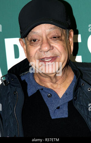 NEW YORK, NY - 15 mars : Cheech Marin signe des copies de son nouveau livre 'Cheech n'est pas mon vrai nom... Mais ne m'appelez pas Chong' à Barnes & Noble Union Square le 15 mars 2017 dans la ville de New York. (Photo par Steve Mack/S.D. Mack Photos) Banque D'Images