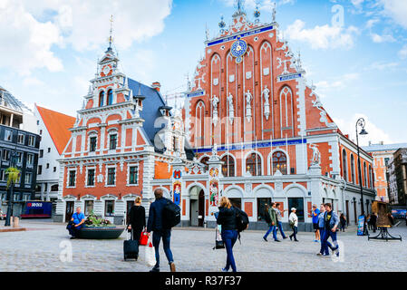 Maison des Têtes Noires est un immeuble situé dans la vieille ville de Riga. Le bâtiment original a été construit pendant le premier tiers du 14e siècle f Banque D'Images