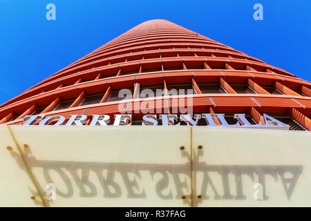 Séville, Espagne - 14 novembre 2018 : gratte-ciel Torre Sevilla. La tour est de 180,5 mètres de haut et le plus grand bâtiment en Andalousie Banque D'Images