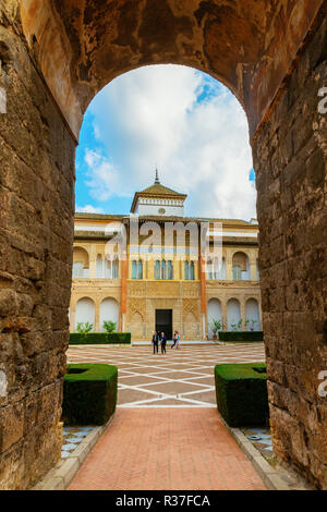 Séville, Espagne - 14 novembre 2018 : l'intérieur de l'Alcazar de Séville avec des personnes non identifiées. C'est le plus ancien palais royal encore en usage en Europe, r Banque D'Images