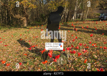 Silhouette de soldat et afficher des coquelicots pour commémorer 100 ans à partir de la fin de la seconde guerre 1 dans le village de Normandie à Surrey, UK Banque D'Images