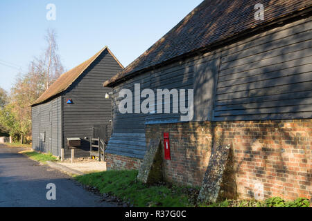 La grande grange, construit en 1388, dans le petit village rural de Wanborough, Surrey, UK. Bâtiment historique, patrimoine agricole. Banque D'Images