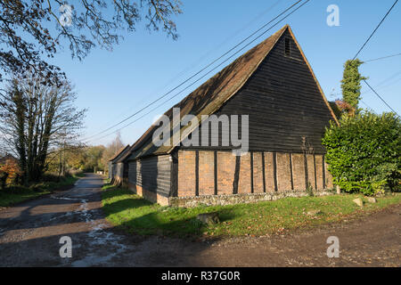 La grande grange, construit en 1388, dans le petit village rural de Wanborough, Surrey, UK. Bâtiment historique, patrimoine agricole. Banque D'Images