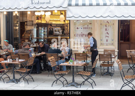 Café Français du style traditionnel à Chamonix. Les gens sont à l'extérieur sur des tables sittng boire et manger. Cafe Josephine Banque D'Images