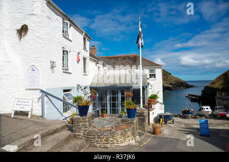 Vue de l'hôtel à la mode en ligne dans le joli village de pêcheurs de Cornouailles Portloe sur la péninsule de Roseland, Cornwall, Angleterre du Sud-Ouest, Royaume-Uni Banque D'Images