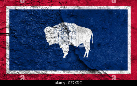 État du Wyoming drapeau close up peint sur un mur fissuré, concept d'actions armées et conflits dans le monde Banque D'Images