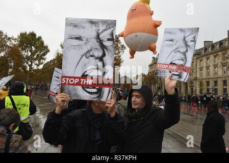 Novembre 11, 2018 - Paris, France : Les gens protester contre le président américain, Donald Trump dans la place de la République. Le président américain est venu à Paris pour assister à la cérémonie commémorative de l'armistice de la Première Guerre mondiale. Manifestation contre la venue du président américain Donald Trump aux commémorations de l'armistice qui a mis fin a la Premiere Guerre mondiale. *** FRANCE / PAS DE VENTES DE MÉDIAS FRANÇAIS *** Banque D'Images