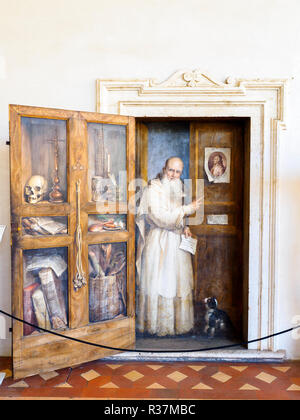 Mur et de peintures à l'huile de bois, signé et daté 1855 par l'auteur Filippo Balbi (1806-1890) - Musée National Romain - les bains de Dioclétien - Rome, Italie sur le mur, dans la partie interne de la porte, on peut voir représenté un Chartreux, père du Pape Clément IV, le nom de qui - comme une inscription dit - est Fercoldo, qui est devenu moine après la mort de sa femme, et qui est mort en 1265. Sur la partie interne de la porte en bois, certains objets sont peints avec des trompe-l'œil technique Banque D'Images