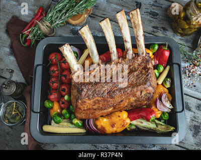 Grillades de carré d'agneau rôti de veau,avec des légumes sur la plaque Banque D'Images