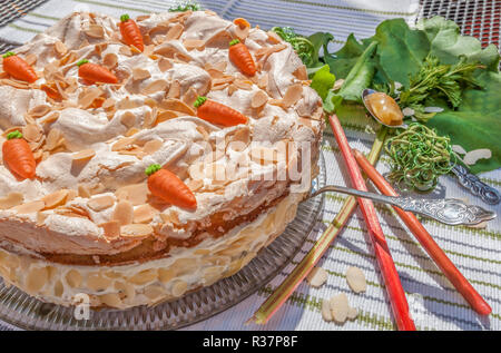 Tarte à la rhubarbe avec la meringue et amandes Banque D'Images