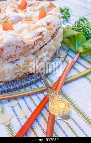 Gâteau à la rhubarbe avec la meringue et amandes Banque D'Images