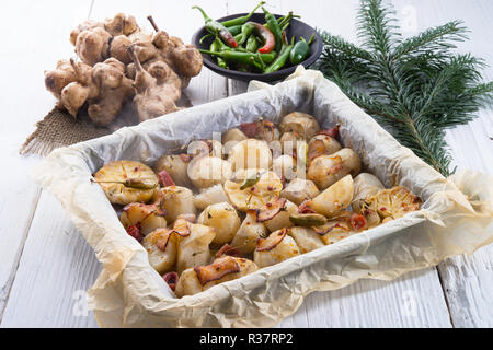Gratin de topinambour au jambon et piment Banque D'Images