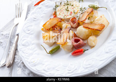 Gratin de topinambour au jambon et piment Banque D'Images